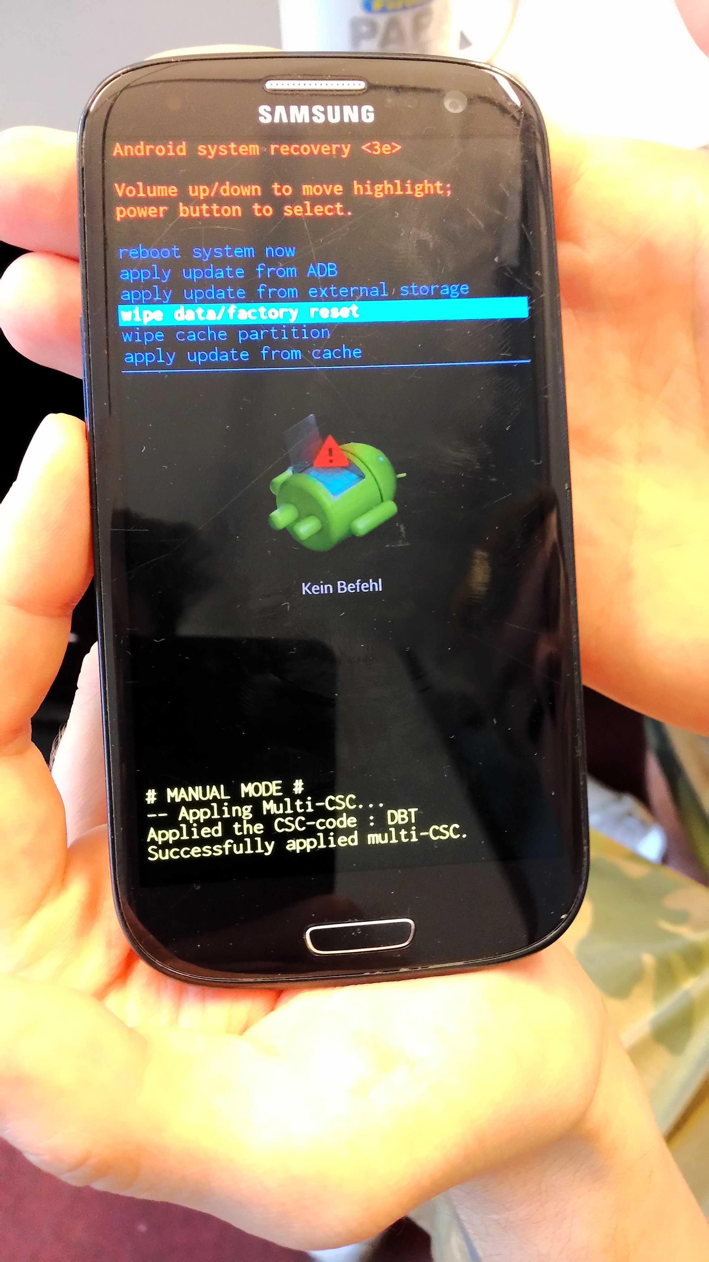 На Android перейдите в Настройки → Систему → Сброс настроек а затем выберите Удалить все данные и нажмите кнопку Сбросить настройки телефона для подтверждения